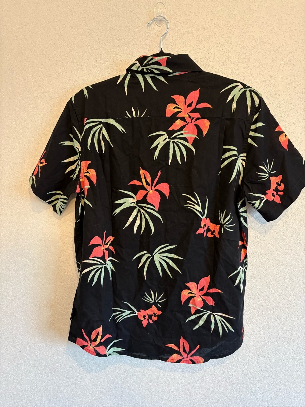 Quiksilver Hawaiian Button Up Shirt Men’s S Black Floral Tropical Short Sleeve - Picture 8 of 9